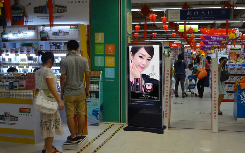 商场超市投放液晶LED楼宇立式广告机的宣传效果