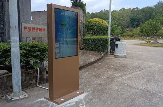 户外立式广告机应该如何使用和维护？