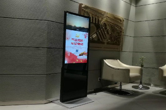 （众裕）55寸立式广告机竖立在酒店中的应用