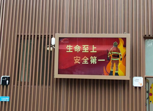 户外液晶广告机应具备哪些条件应付户外环境多变