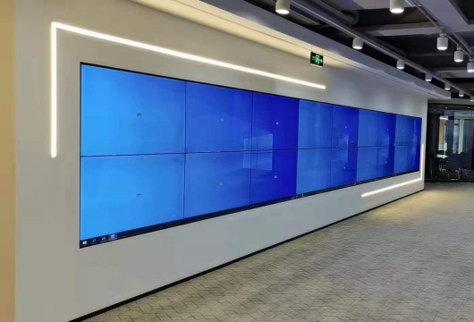 55寸液晶拼接屏的亮度和对比度是多少？