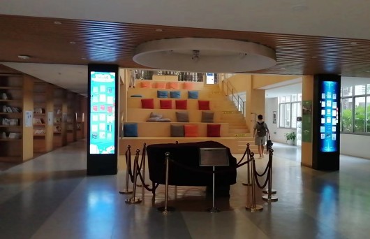 众裕显示智慧图书馆瀑布流电子书借阅屏方案