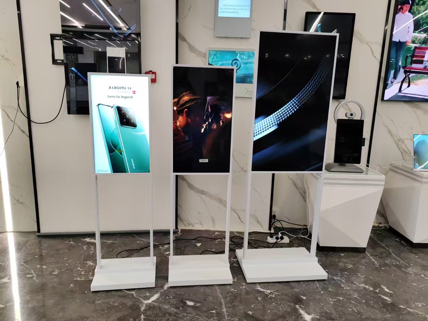 众裕品牌液晶广告机：数字化广告解决方案的领先选择